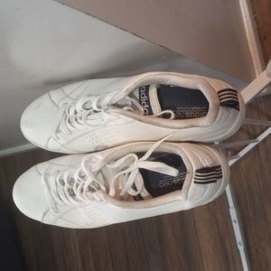 White casual summer sneaker